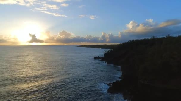 Salida Del Sol Sobre Una Hermosa Costa Con Sol Saliendo — Vídeos de Stock