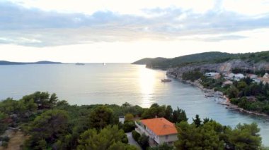 Hvar Hırvatistan 'da Sunset' te gözlerden uzak bir körfez