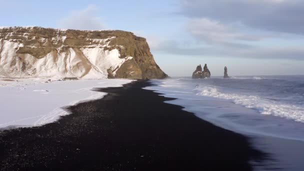 Lot Nad Czarną Piaszczystą Plażą Południowej Islandii Pokryty Śniegiem — Wideo stockowe