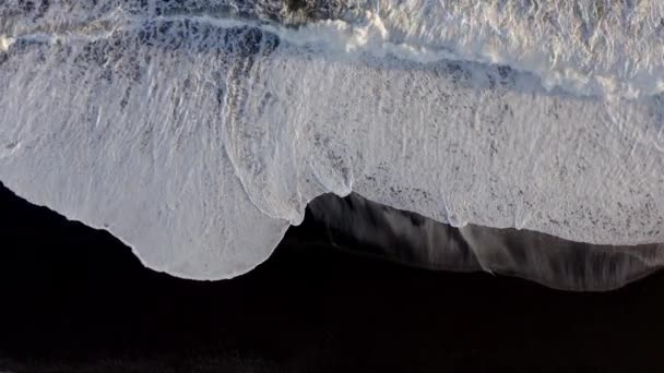 Blick Aus Der Vogelperspektive Auf Den Schwarzen Sandstrand Island — Stockvideo
