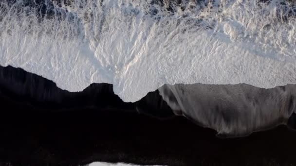 冰岛黑沙海滩鸟瞰图 — 图库视频影像