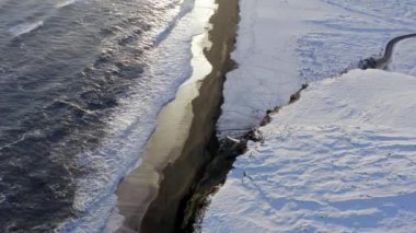 İzlanda 'da Günbatımındaki Kara Kum Sahili Havadan İzleniyor