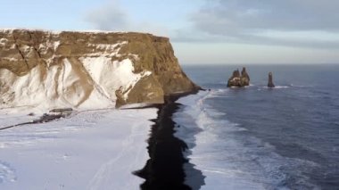 Reynisdrangar Sütunları ve İzlanda 'daki Kara Kum Sahili