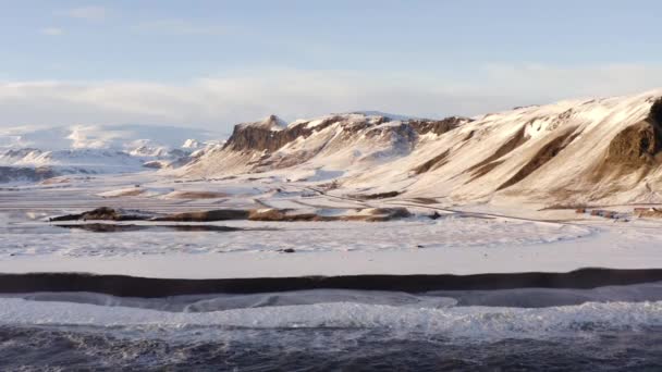 黒砂のビーチと空気から見たアイスランドの信じられないほどの風景 — ストック動画