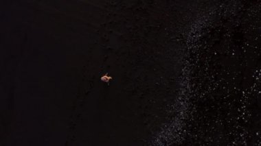 İzlanda 'daki Kara Kum Sahili' nde gün batımında bir fotoğrafçı.