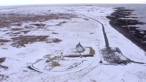 Église isolée en Islande enneigée sur la côte 