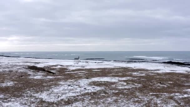 Einsame Kirche Verschneiten Island Der Küste — Stockvideo