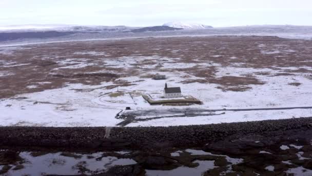 Уединенная Церковь Снежной Исландии Побережье — стоковое видео