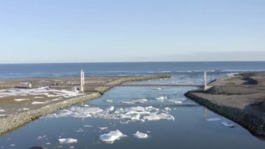 Buzul Gölünden Denize Bakış Nehir ve Köprüde Buzdağlarıyla