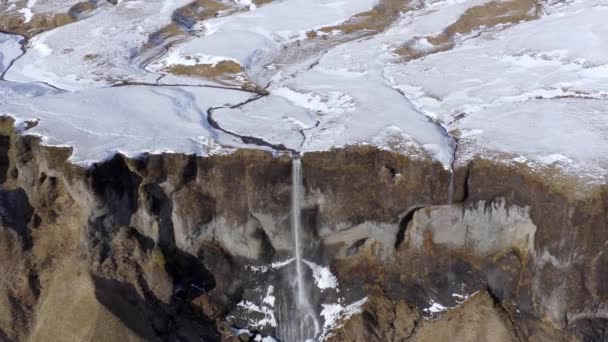 Liten Och Vacker Vattenfall Ett Snötäckt Berg Vintern — Stockvideo