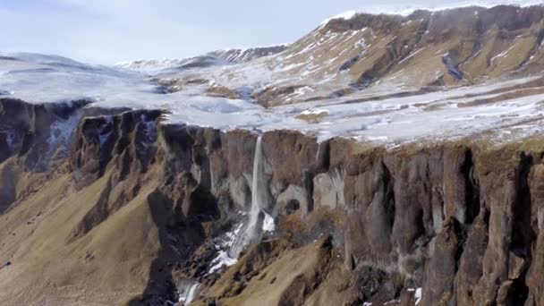 冬に雪に覆われた棚田の上の小さくて美しい滝 — ストック動画