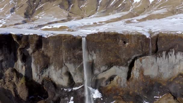 Cachoeira Pequena Bonita Uma Montanha Coberta Neve Inverno — Vídeo de Stock
