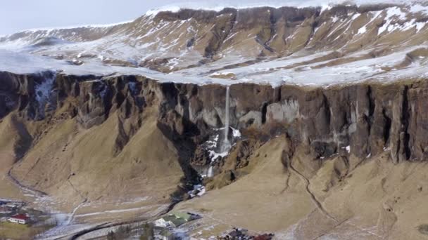 Malý Krásný Vodopád Snowcapapped Ledge Zimě — Stock video