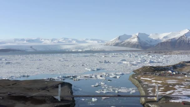 冬のアイスランドの氷河ラグーンの高レベルの空中ビュー — ストック動画