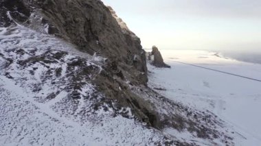 Yuva Kuşlarıyla Karlı Engebeli Dağ 'ın Üzerinden Uçmak