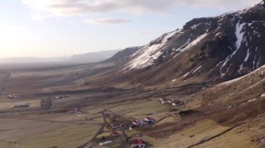 Kışın karlı bir dağın yanındaki gözlerden uzak küçük bir kasaba.