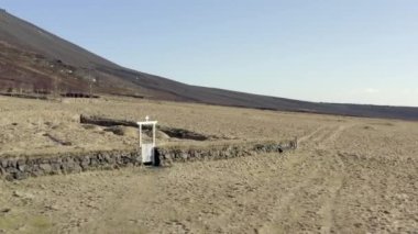 Kış mevsiminde engebeli dağları aşan manzaralı İzlanda