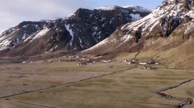 Kışın Dağlık Arkaplanı olan Küçük Yerleşim