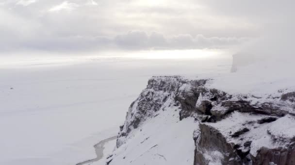 Χιονισμένο Βουνό Πρωί Καλυμμένο Σύννεφα Και Πουλιά — Αρχείο Βίντεο