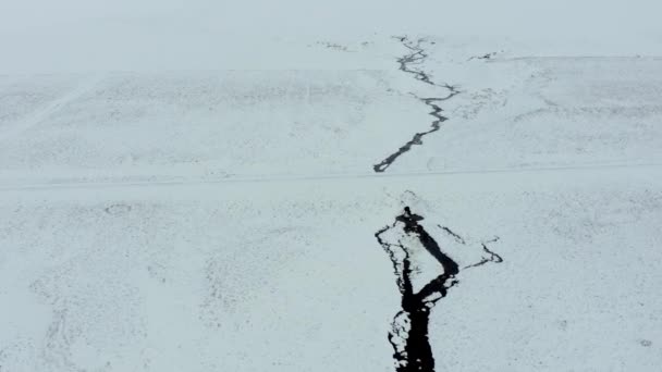 Река Протекающая Заснеженному Лавовому Полю Исландии Воздуха — стоковое видео