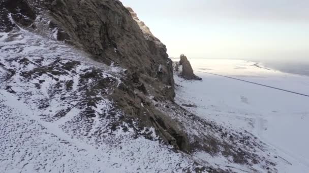 Flying Förbi Ett Snöigt Kargt Berg Med Häckande Fåglar — Stockvideo