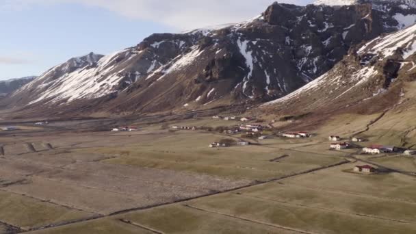 Kleine Abgelegene Stadt Neben Einem Verschneiten Berg Winter — Stockvideo