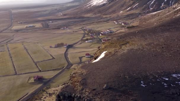 Kleines Isländisches Dorf Neben Einem Berg — Stockvideo