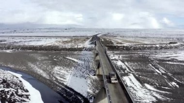 Kış boyunca İzlanda Yollarında Köprüden Geçiş