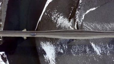 Kış boyunca İzlanda Yollarında Köprüden Geçiş