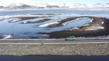 Kış koşullarında Dar Yol Üzerinde Araba Sürme