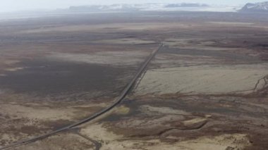 Baron ve Boş Yol Boyunca Uzaklardan Gelen Arabalar