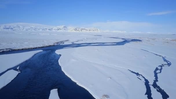 Karlı Bir Arazide Mavi Nehir Hava Görüntüsü — Stok video