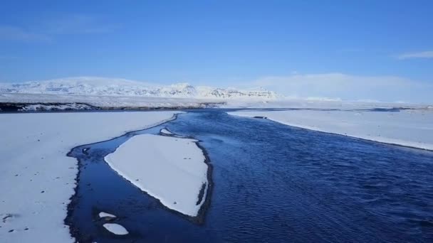 Vista Aérea Río Azul Paisaje Nevado — Vídeo de stock