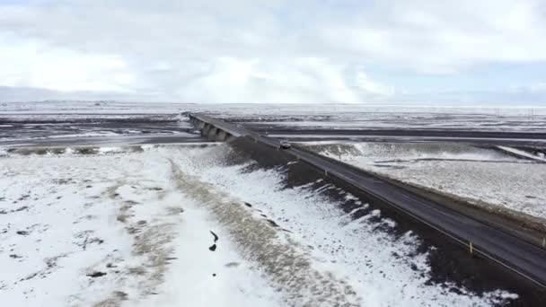 Carro Dirigindo Estradas Islandesas Durante Inverno — Vídeo de Stock