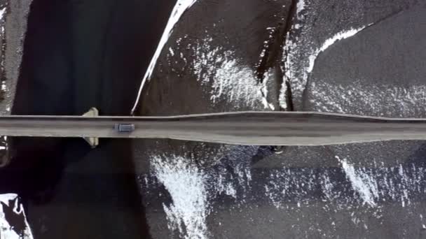 Voiture franchir un pont sur les routes islandaises pendant l'hiver 