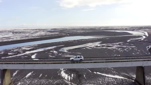 冬季冰岛公路上的汽车驾驶 — 图库视频影像