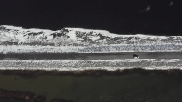 Vue Aérienne Une Voiture Conduisant Long Chemin Étroit Traversant Lac — Video