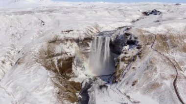 Skogafoss Şelalesi İzlanda 'nın Iconic Landmarks ve Turist Cazibesi' nden biri