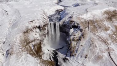 Skogafoss Şelalesi İzlanda 'nın Iconic Landmarks ve Turist Cazibesi' nden biri