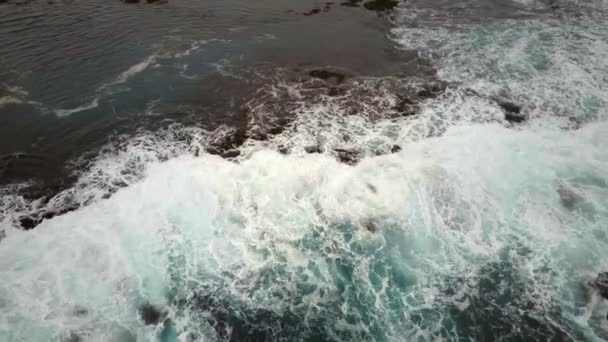Pohled Ptačí Perspektivy Vlny Narážející Skalnaté Pobřeží — Stock video