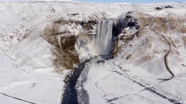 Cascade de Skogafoss l'un des sites emblématiques de l'Islande et attraction touristique 