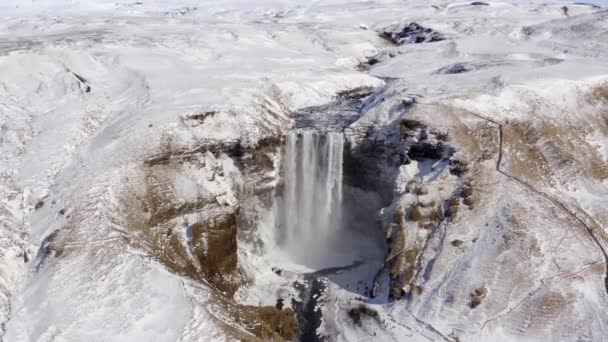 Cascade de Skogafoss l'un des sites emblématiques de l'Islande et attraction touristique 