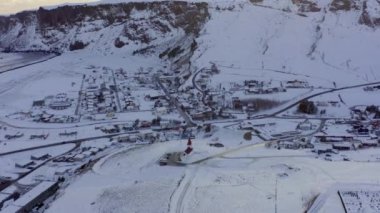 İzlanda 'daki Vik Kasabası ve Kilisesi Okyanus Manzarası Gökten Görüldü