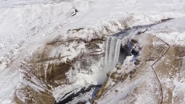 Cascade de Skogafoss l'un des sites emblématiques de l'Islande et attraction touristique 