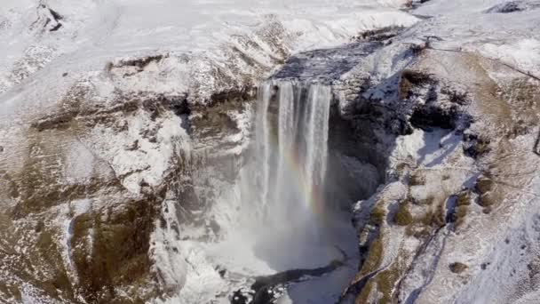 アイスランドの象徴的な景観と観光名所の一つであるスコガフォスの滝 — ストック動画