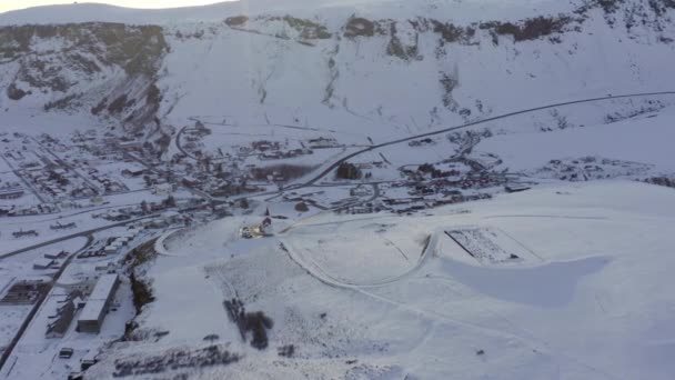 Vik Ciudad Iglesia Islandia Con Vistas Mar Vistas Desde Aire — Vídeo de stock