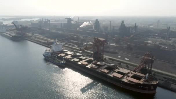 Bulkschepen Lossen Vracht Een Industriële Haven Europa — Stockvideo