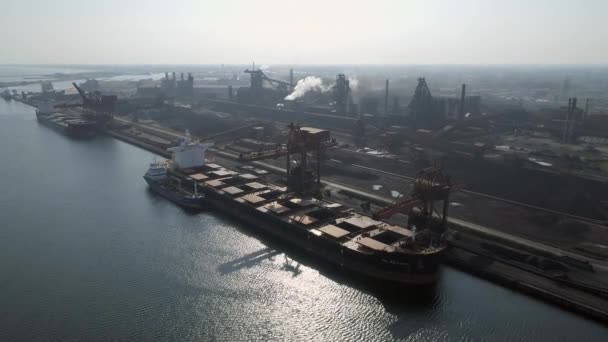 Bulkschepen Lossen Vracht Een Industriële Haven Europa — Stockvideo