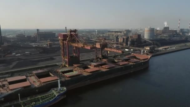 Vrachtschip Lossen Een Haven Voor Verwerking Een Raffinaderij — Stockvideo