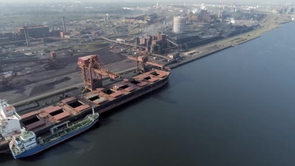 Bulkschepen Lossen Vracht Een Industriële Haven Europa — Stockvideo